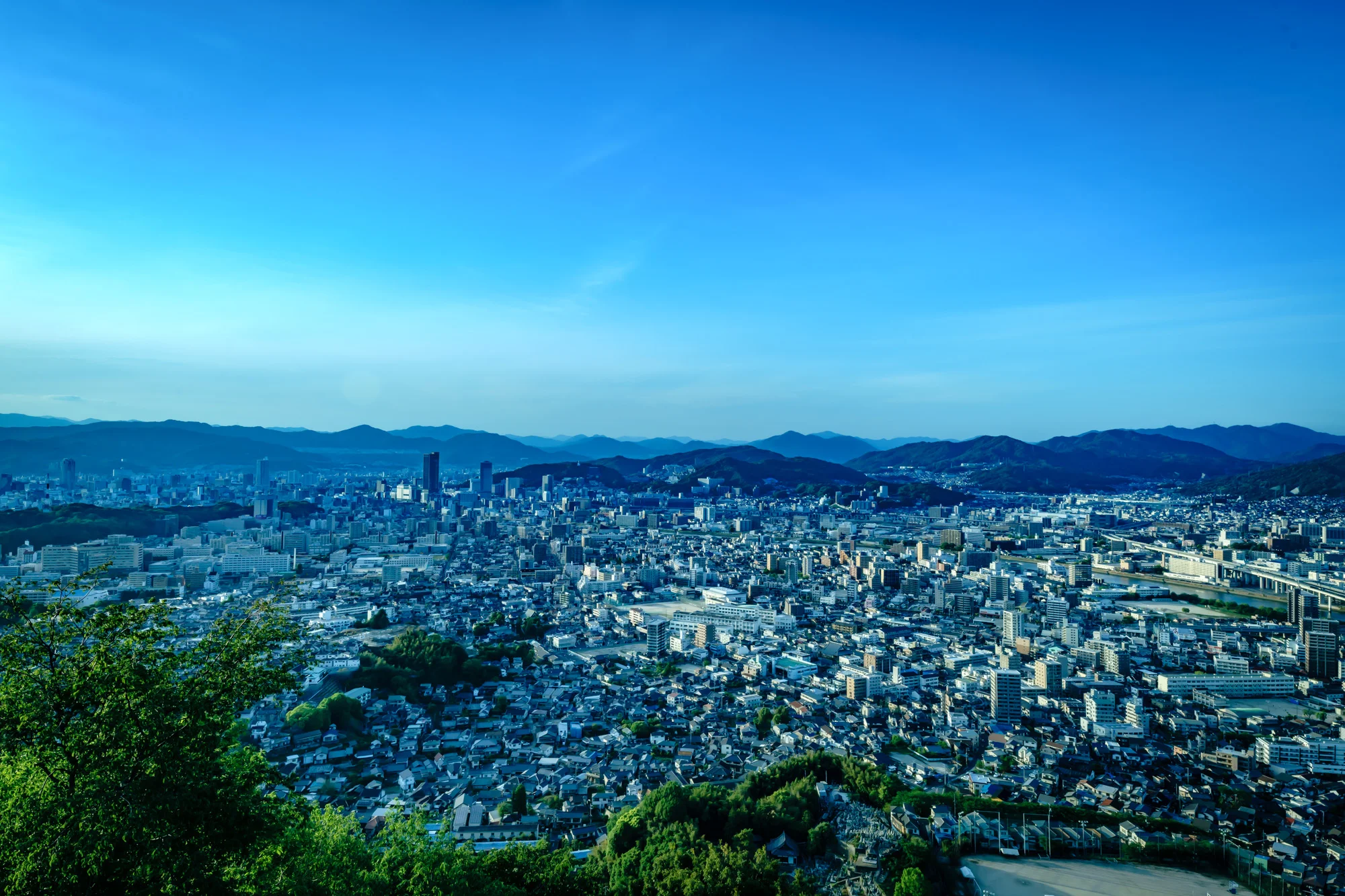 広島を拠点にWebサイトの構築や紙媒体、映像などの制作を行っている会社です