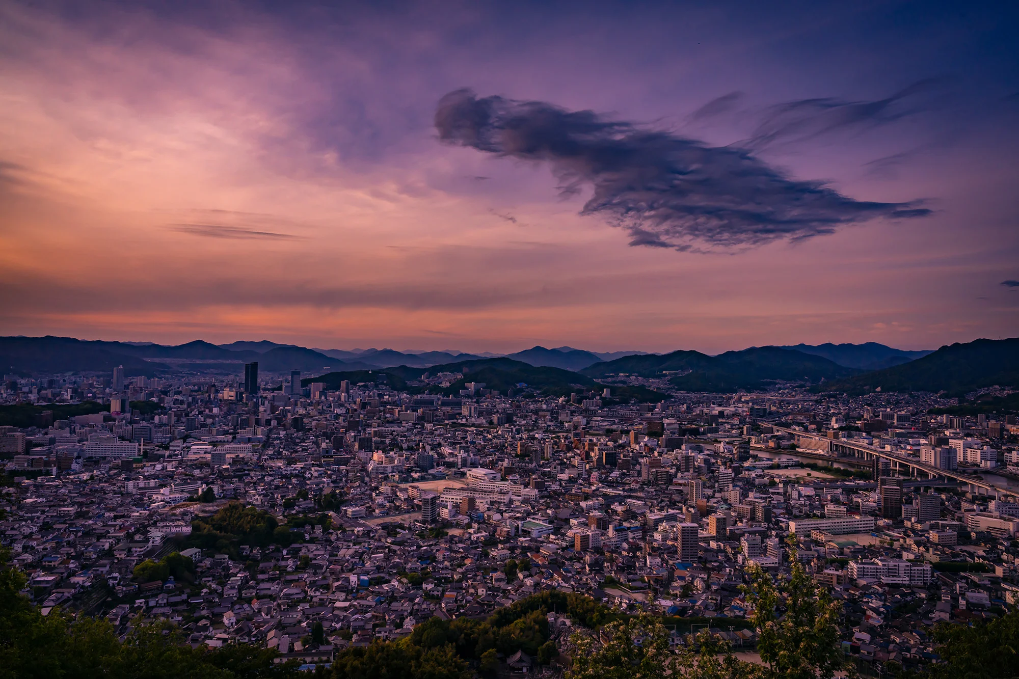 広島を拠点にWebサイトの構築や紙媒体、映像などの制作を行っている会社です